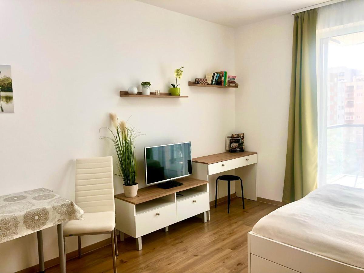 Sweet Home Apartman , 30Sqm Studio, Free Private Parking, Mountain View, Balcony, 20 Min From Downtown Budapest Exterior foto